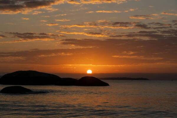 陽西下，海面空夕一片寧靜，震撼的形像在絢麗的天空映襯下細緻的響亮。