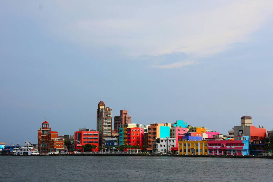 台灣色彩繽紛的海上建築的恐慌，在晴朗的天空下展示繽紛的建築。