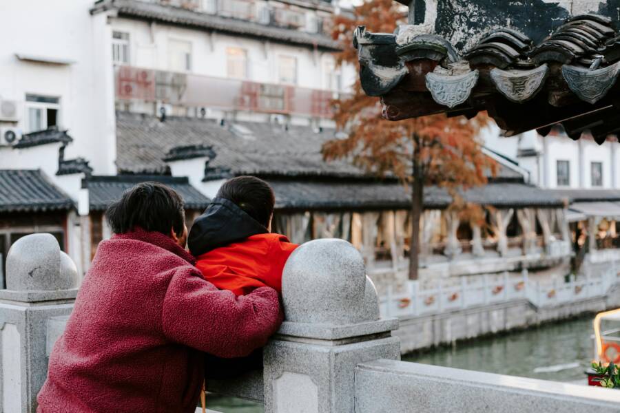 一個人在中國南京欣賞傳統建築和秋季美景。