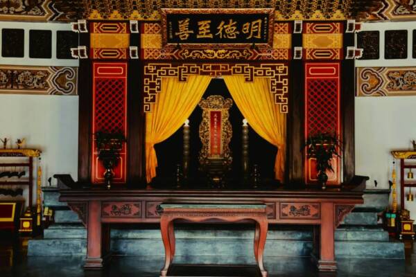 台灣寺廟內部精美的裝飾展示了豐富的水果。