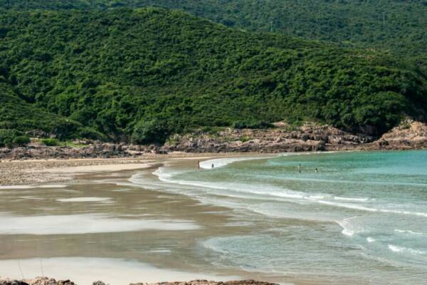 寧靜的海灘、清澈的海水和郁鬱蔥蔥的綠色山脈，是人們的理想之地。