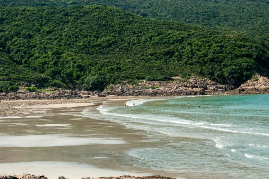 寧靜的海灘、清澈的海水和郁鬱蔥蔥的綠色山脈，是人們的理想之地。