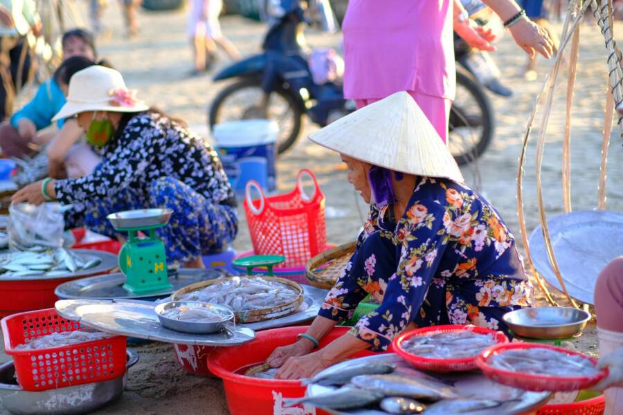 峴港海灘市場，當地婦女販售新鮮海鮮，熱鬧非凡。