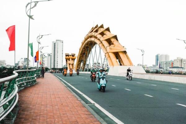 在晴朗的日子裡，遊行隊伍穿越越南港標誌性的龍橋。