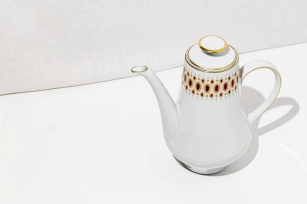 細節精緻的白瓷茶壺