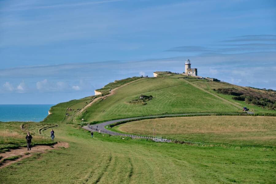 比奇角燈塔的美麗風景，晴朗的天空和起伏的山丘。