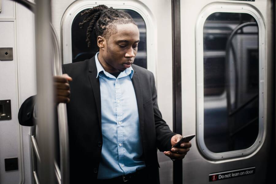 How to Fix a Phone That Cannot Keep a Stable Connection on a Train or Subway
