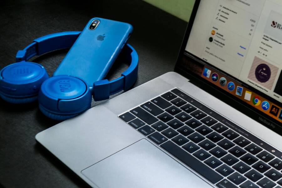 Macbook Pro旁邊藍色無線耳機