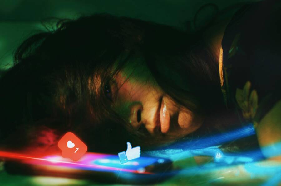 躺在電話旁邊的女人的照片