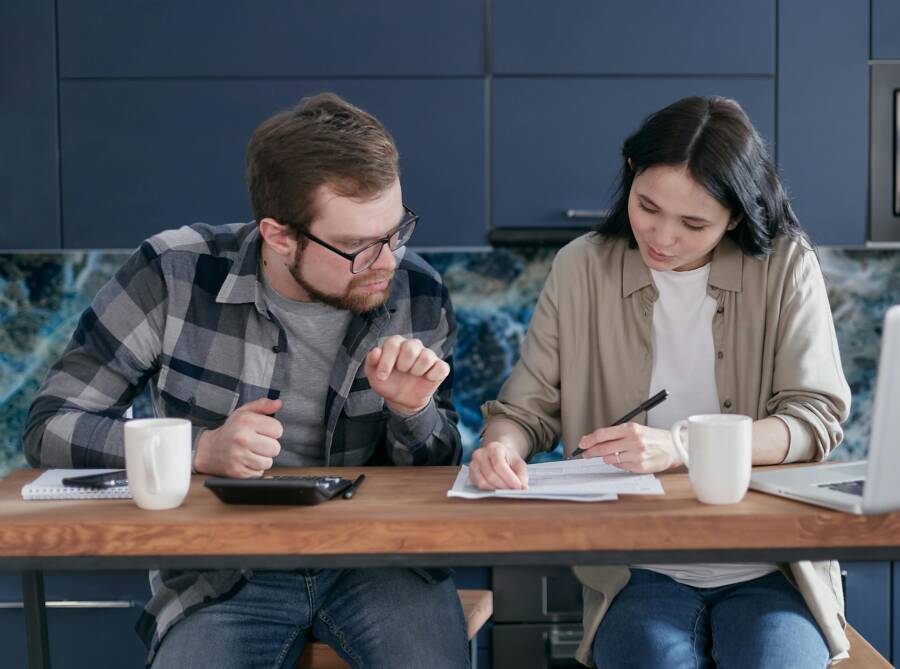 How to Troubleshoot Glare Problems When Scanning Documents with Your Phone
