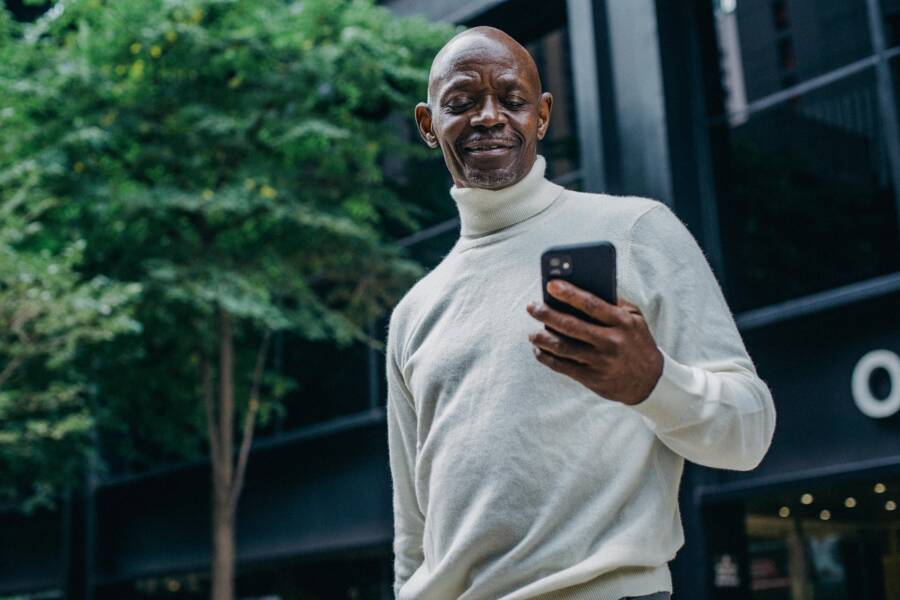 How to Troubleshoot Group Chat Media Downloads on Your Phone