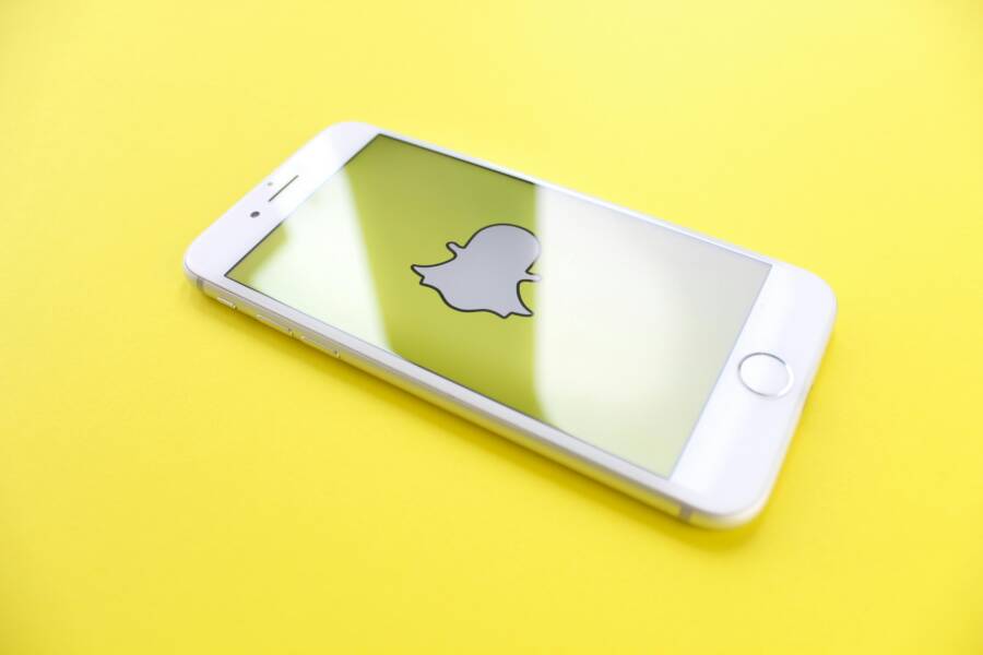 How to Troubleshoot Screen Flickering at Low Brightness on a Smartphone