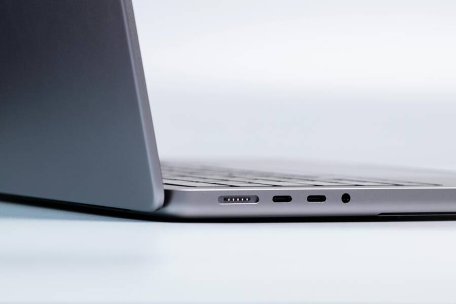 mac book pro 14，USB-C，側面圖的免費圖庫相片
