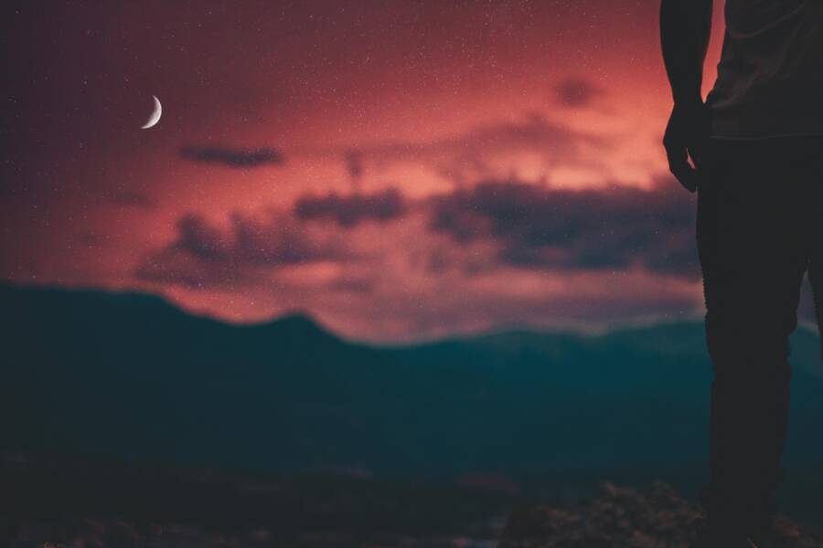 站在懸崖上的人