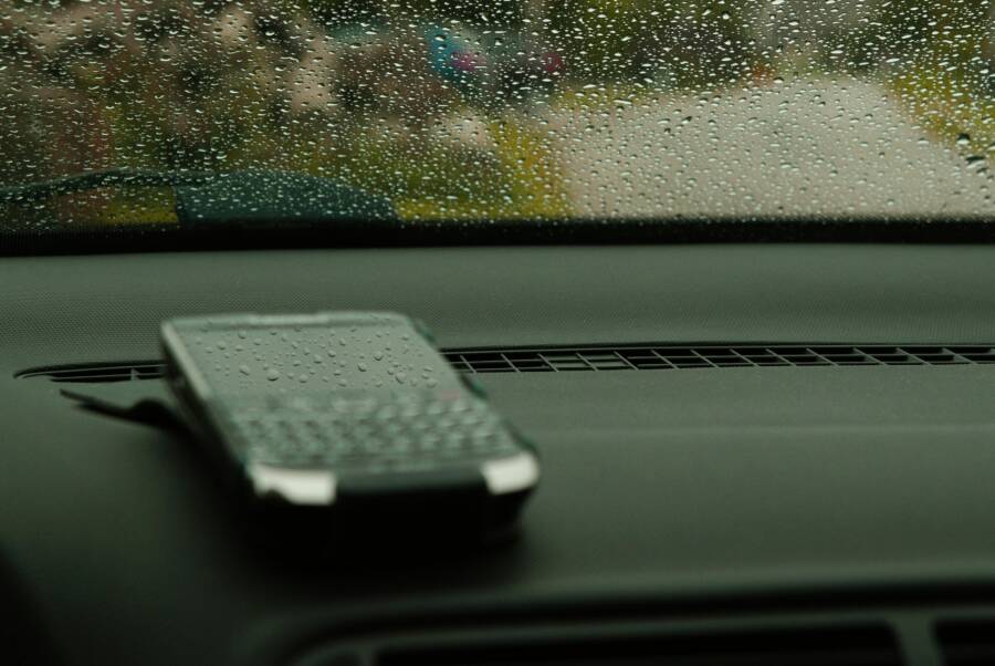 Smartphone microphone with windscreen on a windy day