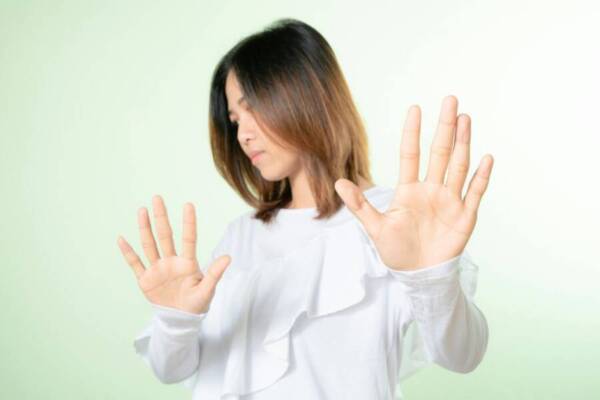 Image demonstrating a calm stop gesture and confident posture