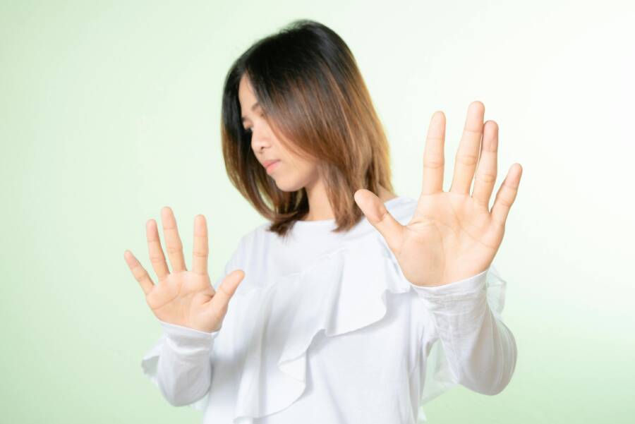 Image demonstrating a calm stop gesture and confident posture