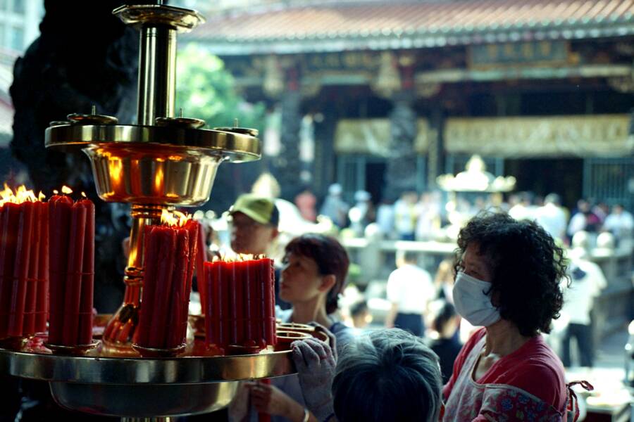 祈福現場的香火與神像