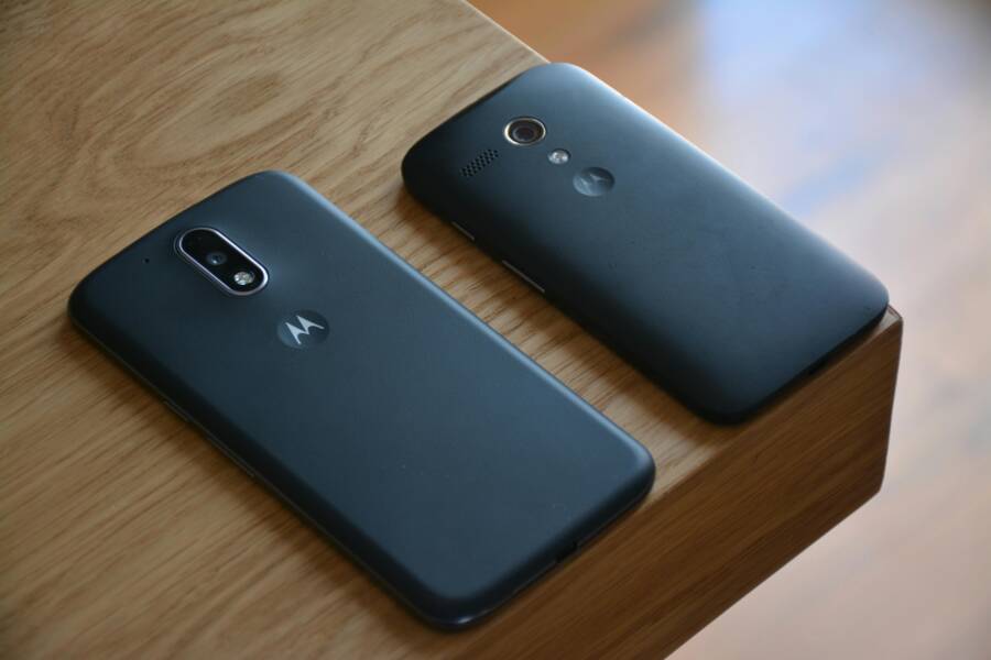 兩台 Motorola 智慧手機放在木桌上，自然光線照射