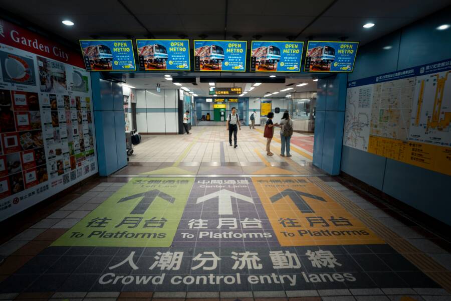 Direction arrows guiding commuters
