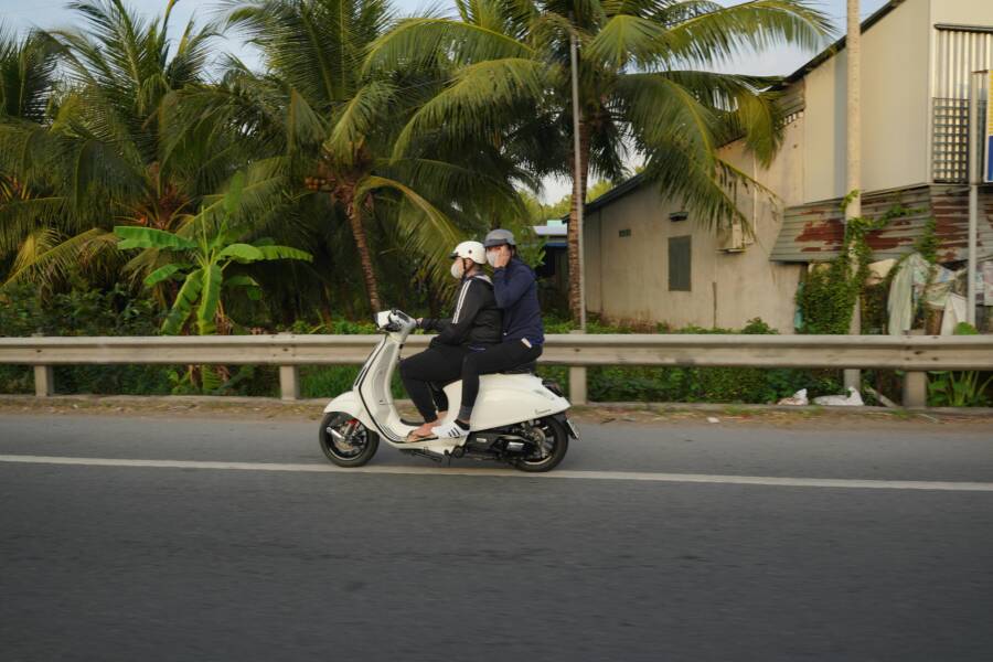 海上與山景並存的騎行場景