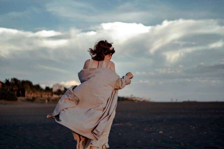 海邊散步的海景