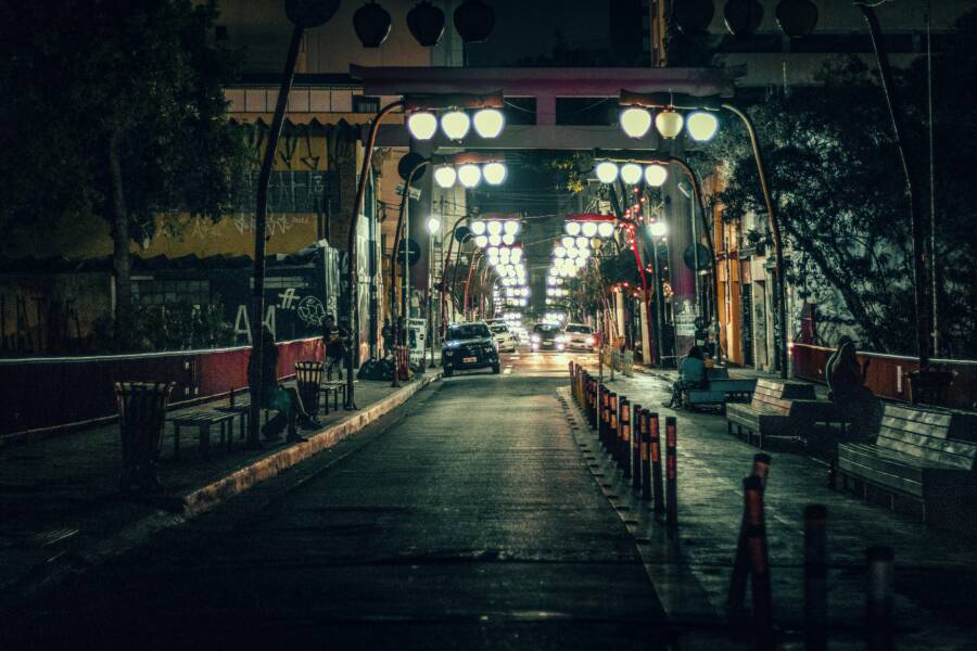 夜晚車流與觀景長椅