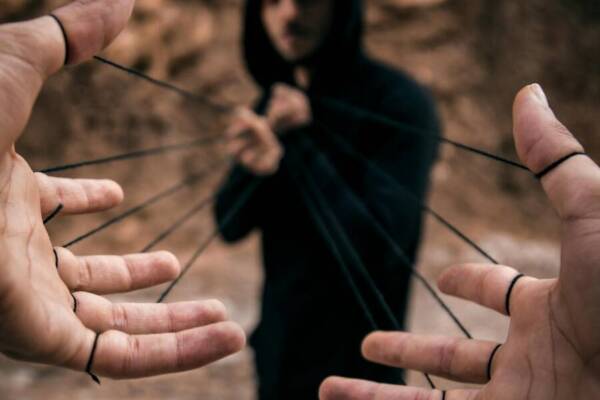 概念性圖像：情緒勒索控制與被控的連結