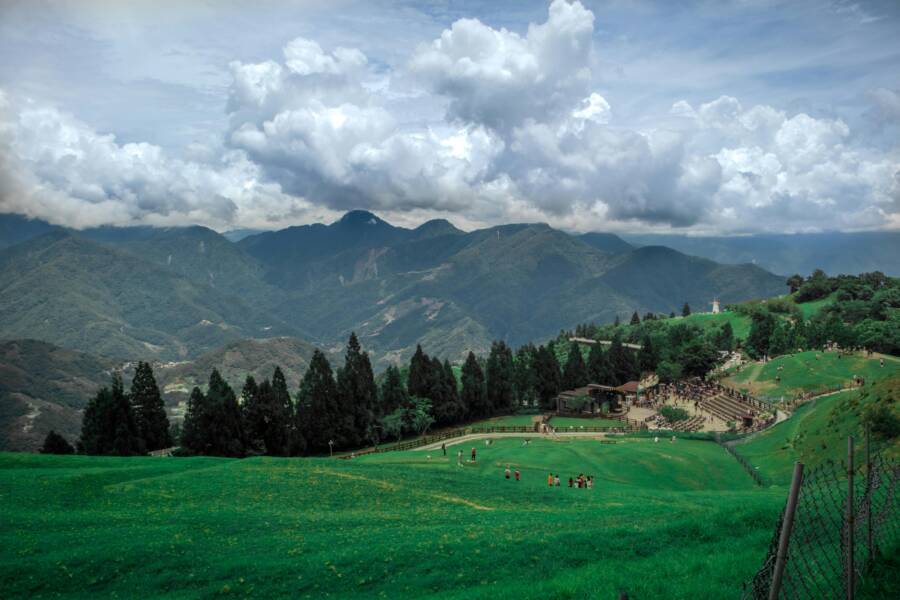 Cap­tivating view of rolling hills and lush greenery at Qingjing Farm, Taiwan