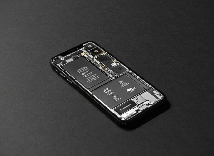 手機內部組件的高解析度照片