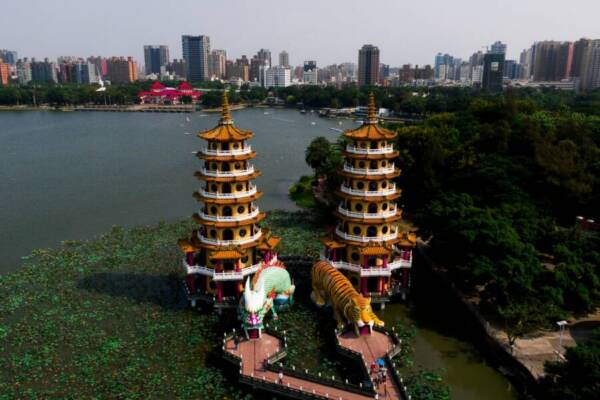 龍虎塔湖畔步道