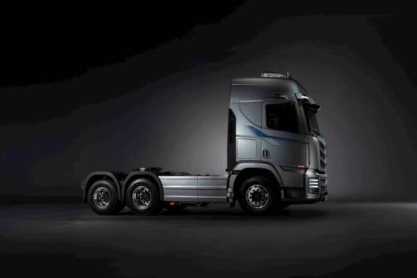 在探險背景的攝影棚環境中查看現代拖拉機拖車的剖面圖。