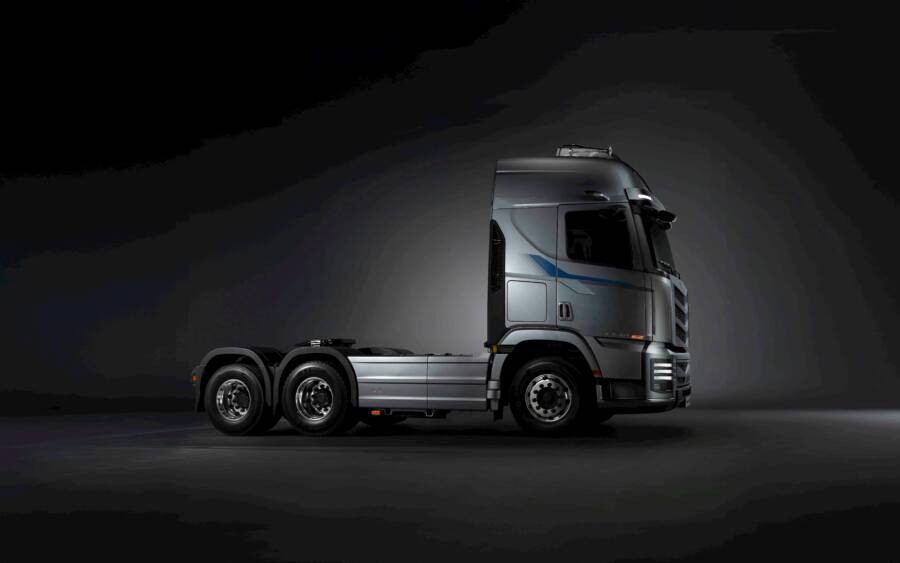 在探險背景的攝影棚環境中查看現代拖拉機拖車的剖面圖。