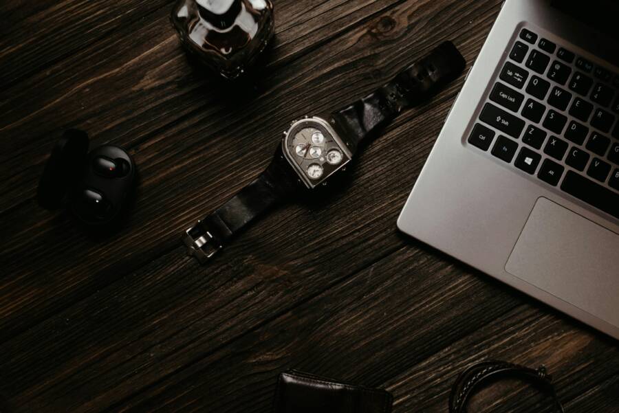 銀色 macbook 旁邊的銀色和黑色配色碼表