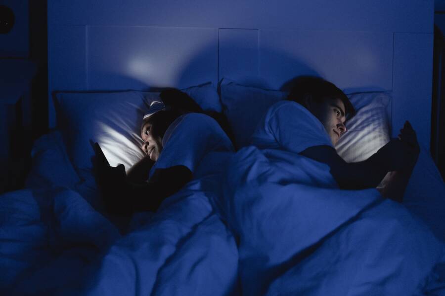 How to Build an Evening Phone Shutdown Routine for Better Sleep