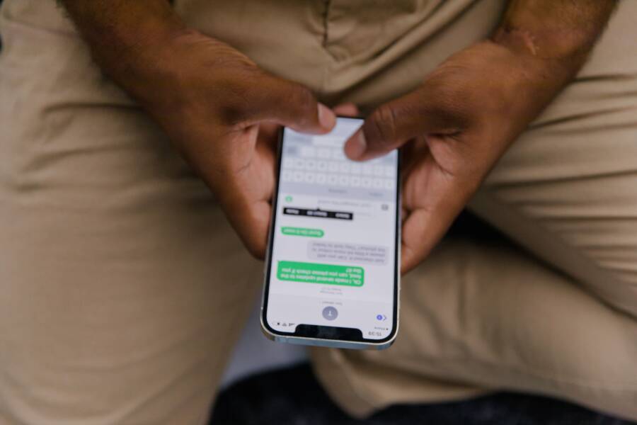 How to Copy Text from Restricted Smartphone Apps
