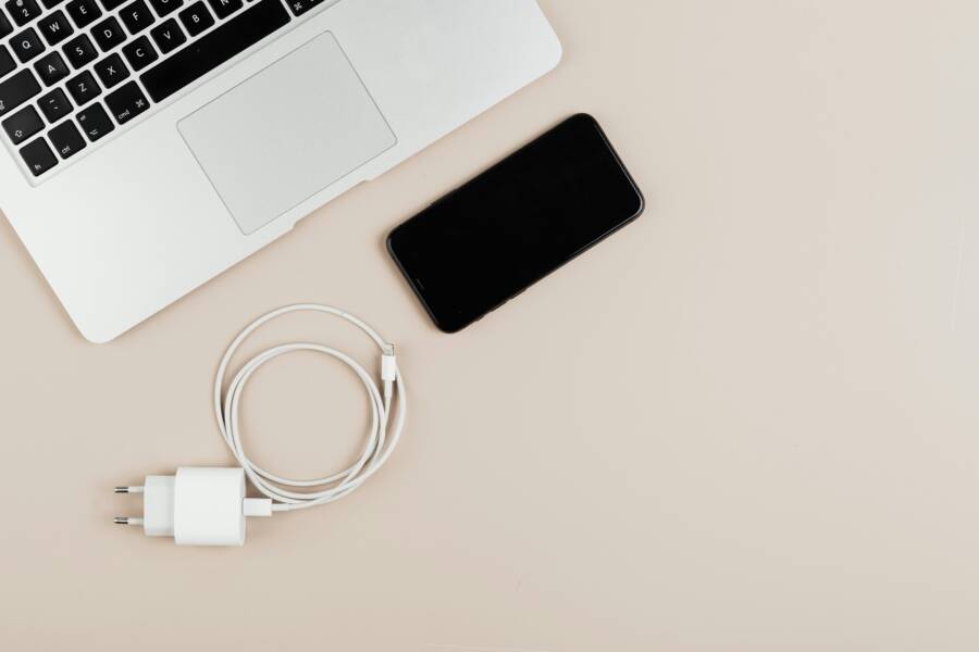 How to Create a Simple Family Charging Station for Your Smartphone