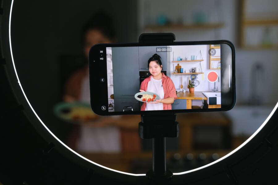 How to Film Clear and Steady Tutorial Videos on Your Smartphone How to Film Clear and Steady Tutorial Videos on Your Smartphone