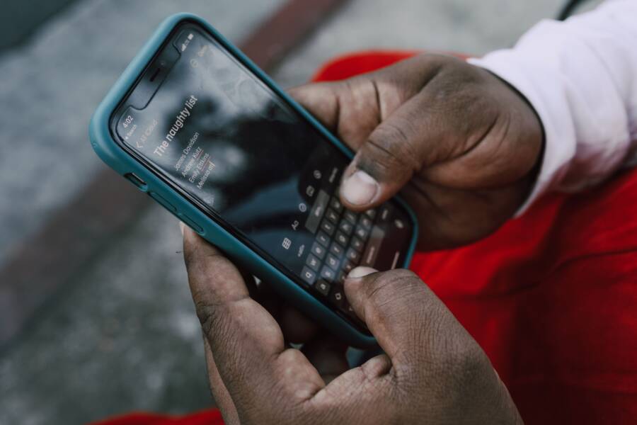 How to Fix a Missing Lock Screen Message on Your Phone