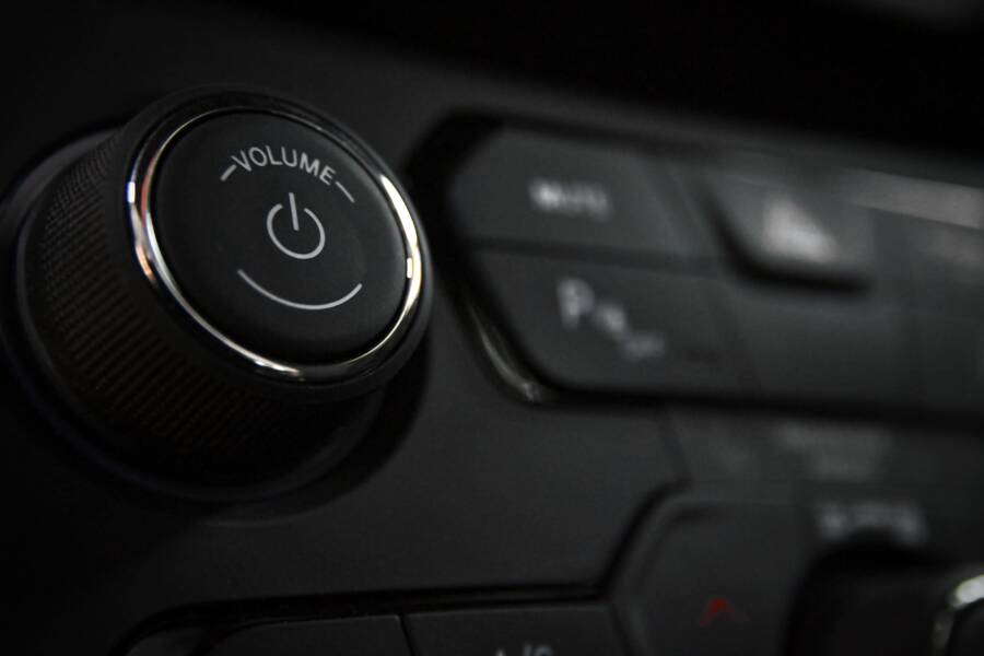 How to Fix a Phone That Disconnects From a Car Stereo