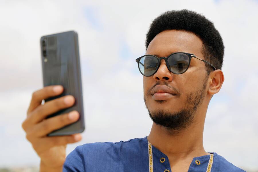 How to Fix a Smartphone That Won't Save Language Settings
