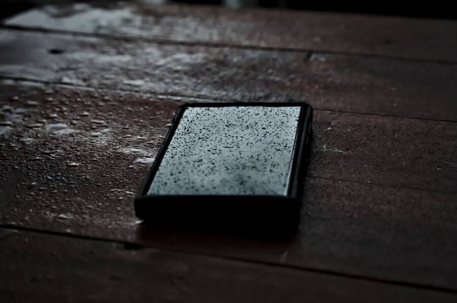 How to Fix a Wet Smartphone (A Safe Recovery Checklist)