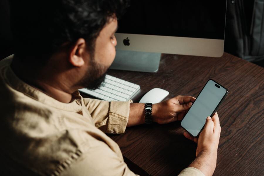 How to Fix a Yellow Tint on Your Smartphone Screen