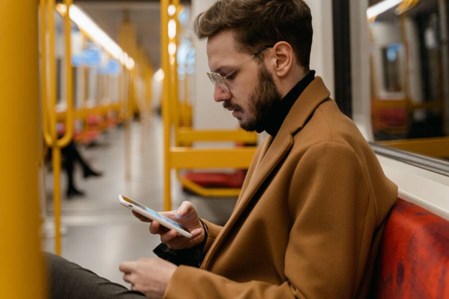 How to Fix Phone Battery Drain While Traveling