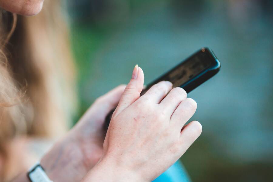 How to Fix Your Smartphone When It Uses the Wrong SIM for Texts