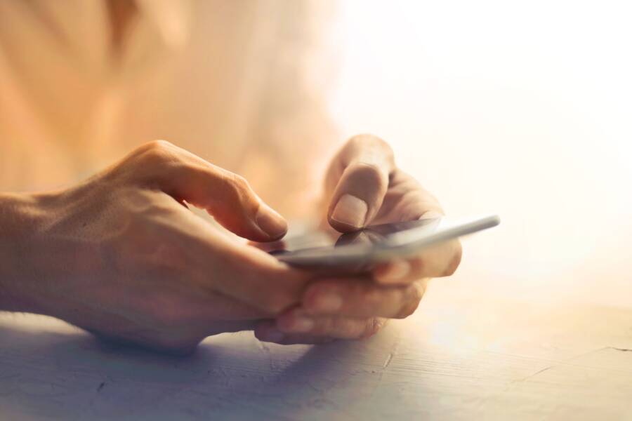 How to Make Your Smartphone Screen Readable in Bright Sunlight