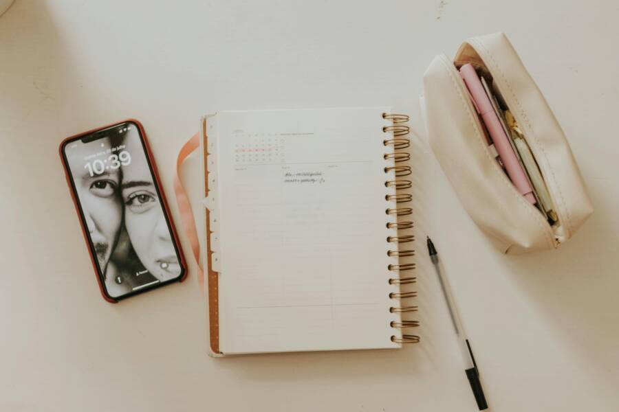 How to Manage Family Schedules on Your Smartphone Without Missing Events