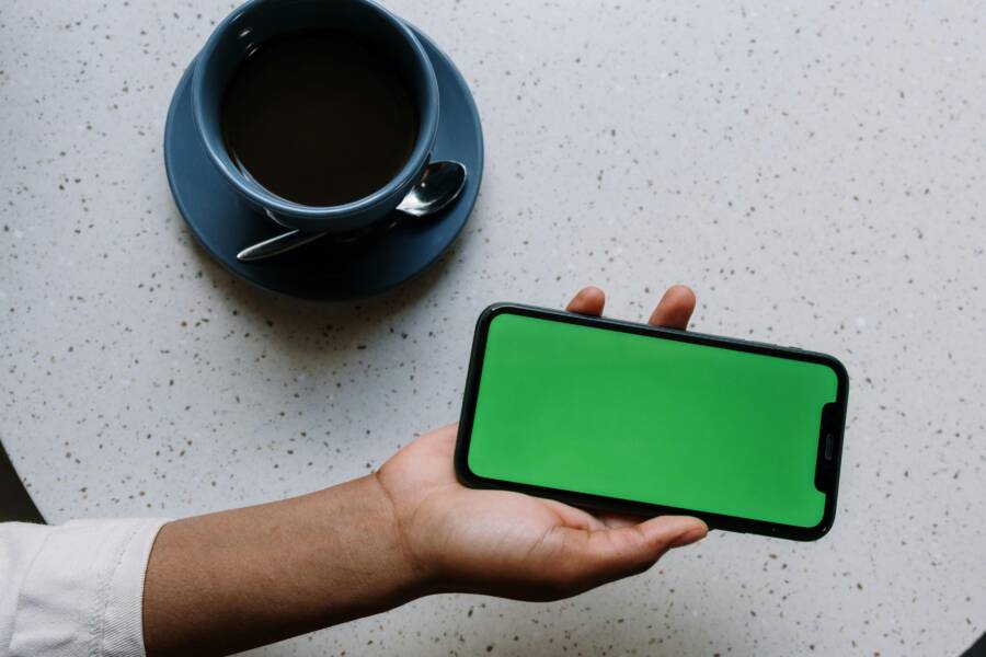 How to Protect Your Smartphone When Lending It to Someone (Simple Steps)