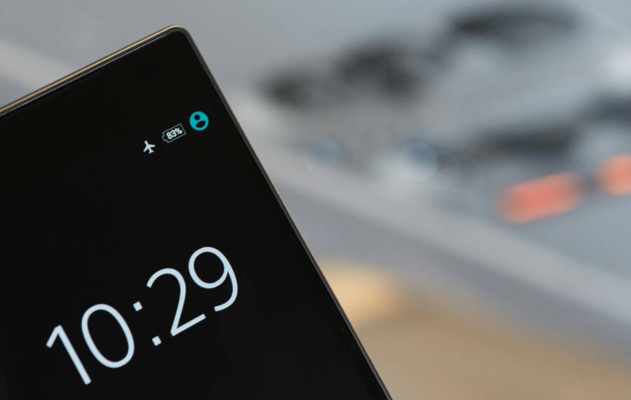 How to Save Smartphone Battery on Long Flights: Best Settings