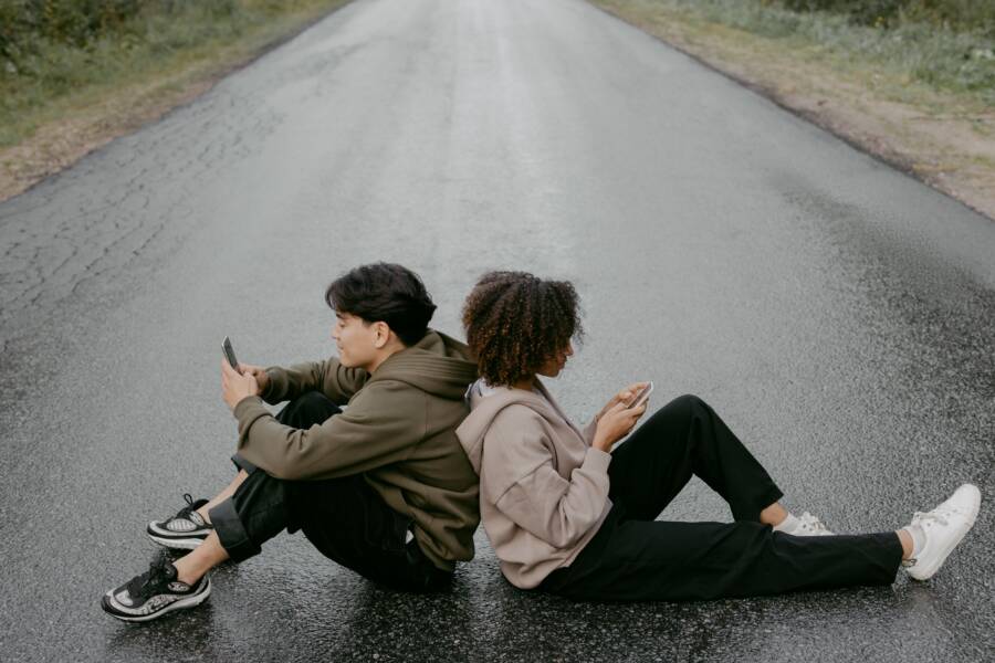 How to Share Your Smartphone Location Safely While Traveling